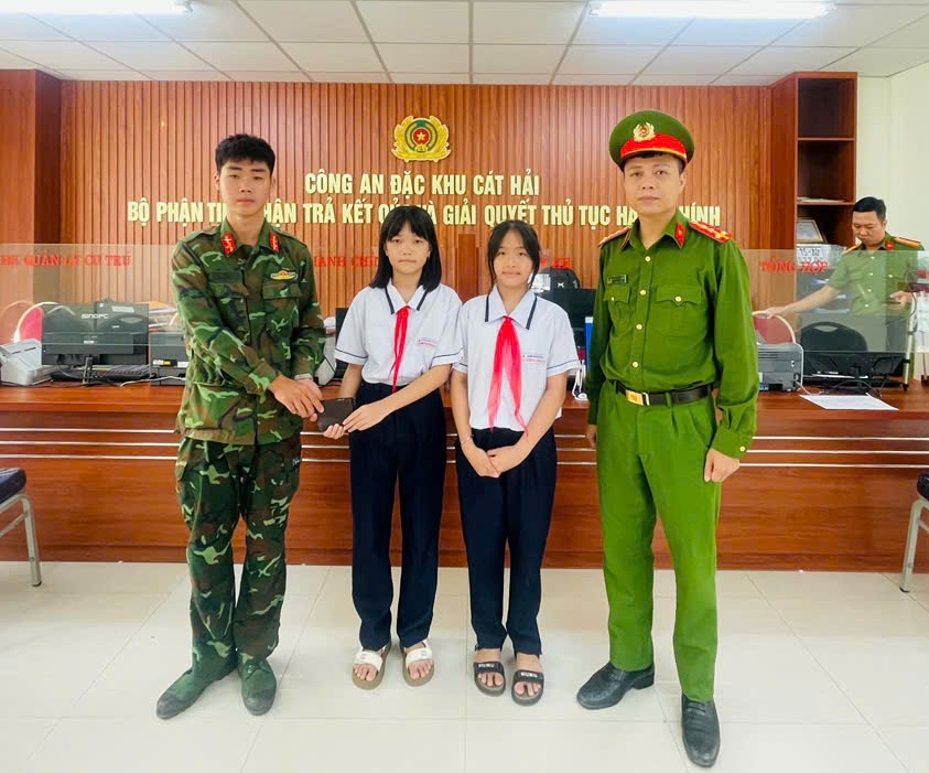 Công an Đặc khu Cát Hải: Bàn giao tài sản do hai học sinh nhặt được  